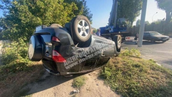 В Днепре на Криворожской автомобиль Toyota RAV-4 снес столб и перевернулся: пострадала девушка (фото)