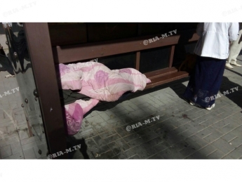 В Мелитополе бездомный превратил остановку в свою квартиру (фото)