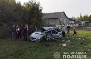 В Хмельницкой области грузовик въехал в легковушку: пострадали семь человек