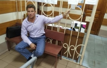 В Краматорске адвокат приковал себя в зале суда (Видео)