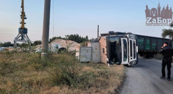 В Запорожье поезд снес грузовое авто: водитель грузовика госпитализирован в больницу (фото)