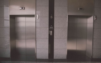 В Киеве лифт едва не убил человека: страшный момент попал на видео