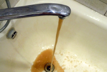В Мелитополе за ржавую воду из крана водоканал предлагает сделать перерасчет