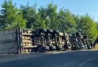 На запорожской трассе перевернулся грузовик с прицепом (видео)