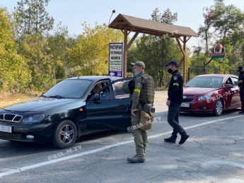 На въезде в Мелитополь километровые пробки - полиция и нацгвардия досматривают авто (фото, видео)