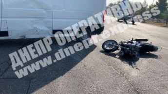 В Днепре на Полтавском шоссе мотоциклист "влетел" в микроавтобус: видео момента ДТП
