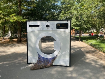 В Мелитополе в центральном парке установили гигантскую стиральную машинку-фотозону (фото, видео)