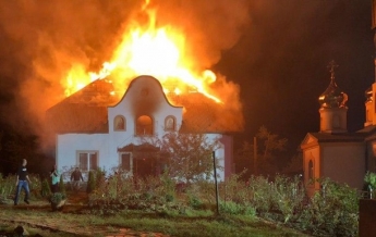 На Закарпатье спасли от огня монахов (фото)