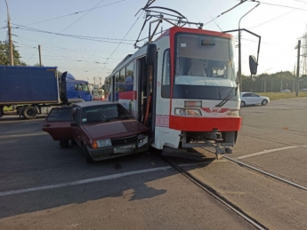 В Запорожье автомобиль влетел в дверь трамвая (фото)