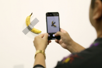 История с приклеенным к стене бананом получила продолжение - он переехал в крупнейший музей современного искусства