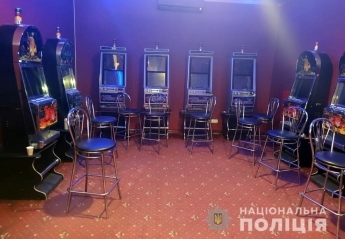 Рассчитывались даже долларами – полиция показала, как в Мелитополе подпольное «казино» накрыли (видео)