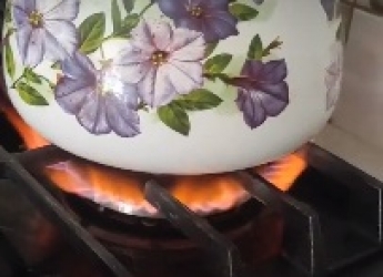 Горит не синим пламенем – в Мелитополе горожане жалуются на качество газа (видео)