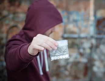 В Запорожье задержали мужчину  с пакетом наркотиков (фото)
