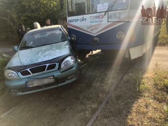 В Запорожье произошло два ДТП с трамваями, пострадала женщина.