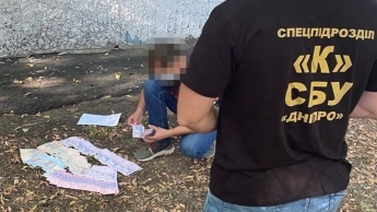 Под Днепром прокурор стал разбрасывать деньги из окна