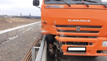 В Запорожской области КаМАЗ вылетел на встречную полосу и врезался в BMW (фото)