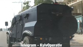 В Киеве военный броневик попал в ДТП: видео с места аварии
