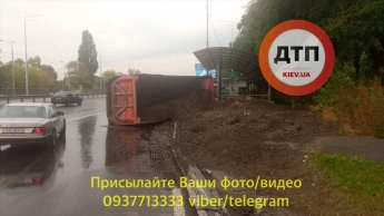 В Киеве перевернулся грузовик с землей: водитель погиб на месте, фото и видео