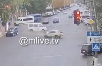 Момент ДТП на центральном проспекте в Мелитополе попал на камеру (видео)