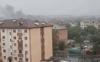 Под Киевом вспыхнул мощный пожар в жилом доме, валит черный дым: видео