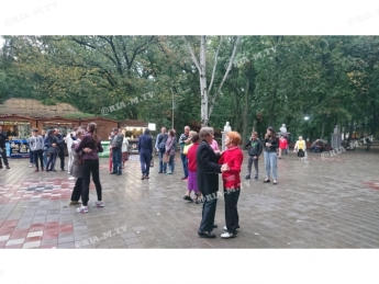 Танцы под дождём - в Мелитополе в центральном парке играет духовой оркестр (фото, видео)