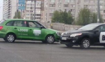 "Встретились два одиночества": в Киеве авто такси попали в эпичное ДТП, фото