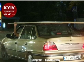 "Цезарь нервно курит в стороне": в Киеве водителя поймали на необычном занятии, видео