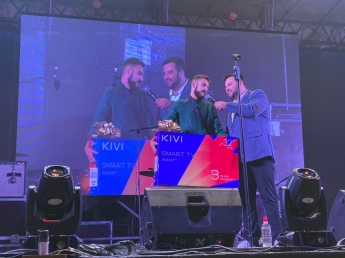 В Мелитополе на праздничном концерте в День города подарки просто так раздавали (фото, видео)