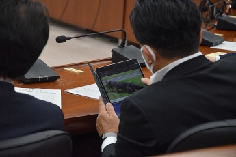 В Японии депутата застали за просмотром познавательного видео, но до коллег из Украины ему далеко