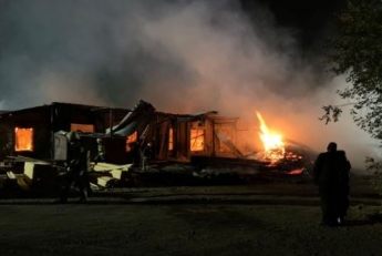 Под Харьковом вспыхнул мощный пожар на складах: едва не загорелась нефтебаза, фото и видео