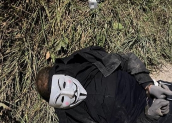 Под Киевом киллер с маской Анонимуса устроил засаду на бизнесмена: кадры задержания