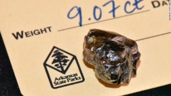 Мужчина нашел в парке необычное стекло - оказалось, это алмаз в 9 карат