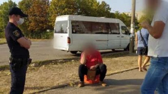 На Днепропетровщине мужчина с наркотиками решил прокатиться в маршрутке: фото