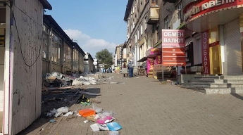 В Запорожье на рынке "Анголенко" демонтировали более 20 киосков (фото)