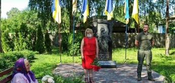 На Черниговщине школьницы записали на видео тверк возле памятника героям АТО