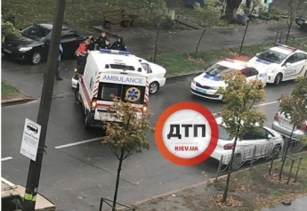 В Киеве карета скорой помощи протаранила автомобиль: фото и видео с места