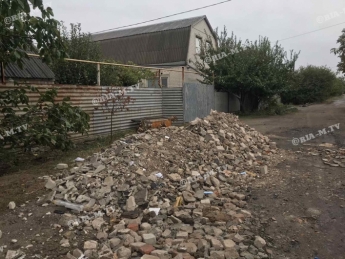 В Мелитополе на проезжей части появились терриконы из строительного мусора (фото)