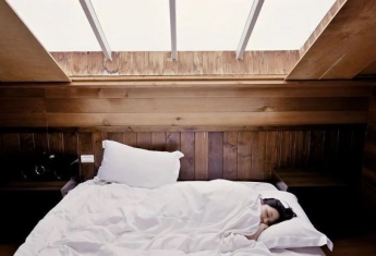 Вчені дослідили, чому люди з роками все рідше бачать яскраві та насичені сни