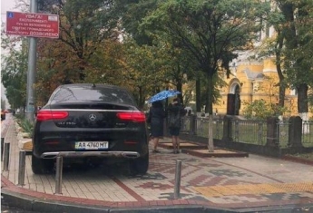 Ограничения - для неудачников: в Киеве водитель дорогого авто отметился наглой парковкой, фото