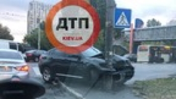 В Киеве автомобиль на скорости "нанизался" на столб: фото аварии