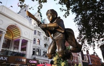 Памятник Гарри Поттеру установили в Лондоне (фото)