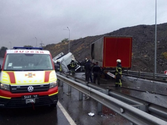 В Запорожье спасатели ликвидировали последствия ДТП - грузовой автомобиль Renault столкнулся с отбойником (фото)
