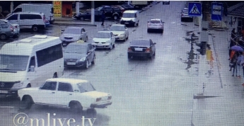 От ДТП спасло чудо - в сети появились кадры поворота на скользкой дороге (видео)