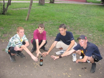 В Запорожье в одной из «наливаек» продают алкоголь несовершеннолетним (фото)