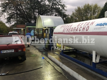 ДТП на АЗС: в Бердянске водитель оторвал заправочный шланг и пытался скрыться
