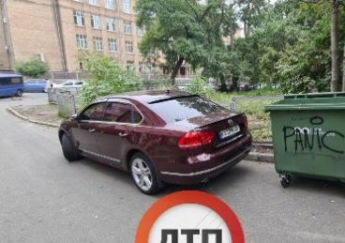 В Киеве "герою парковки" оставили вонючий сюрприз: фото