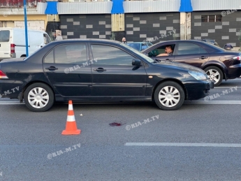 В Мелитополе Мицубиси сбил мужчину - пешеход головой пробил лобовое стекло автомобиля (фото, видео)