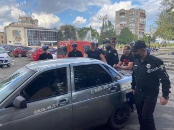 В полиции прокомментировали ЧП на площади в Мелитополе с попыткой выкрасть жителя Днепра гастролерами из Херсона (видео )