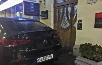 Плевать на мам с колясками: в сети показали фото наглого "героя парковки" в Киеве на элитном авто