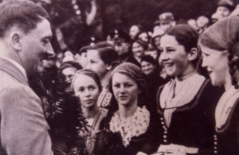 Зачем Гитлер держал возле себя 15 девушек 